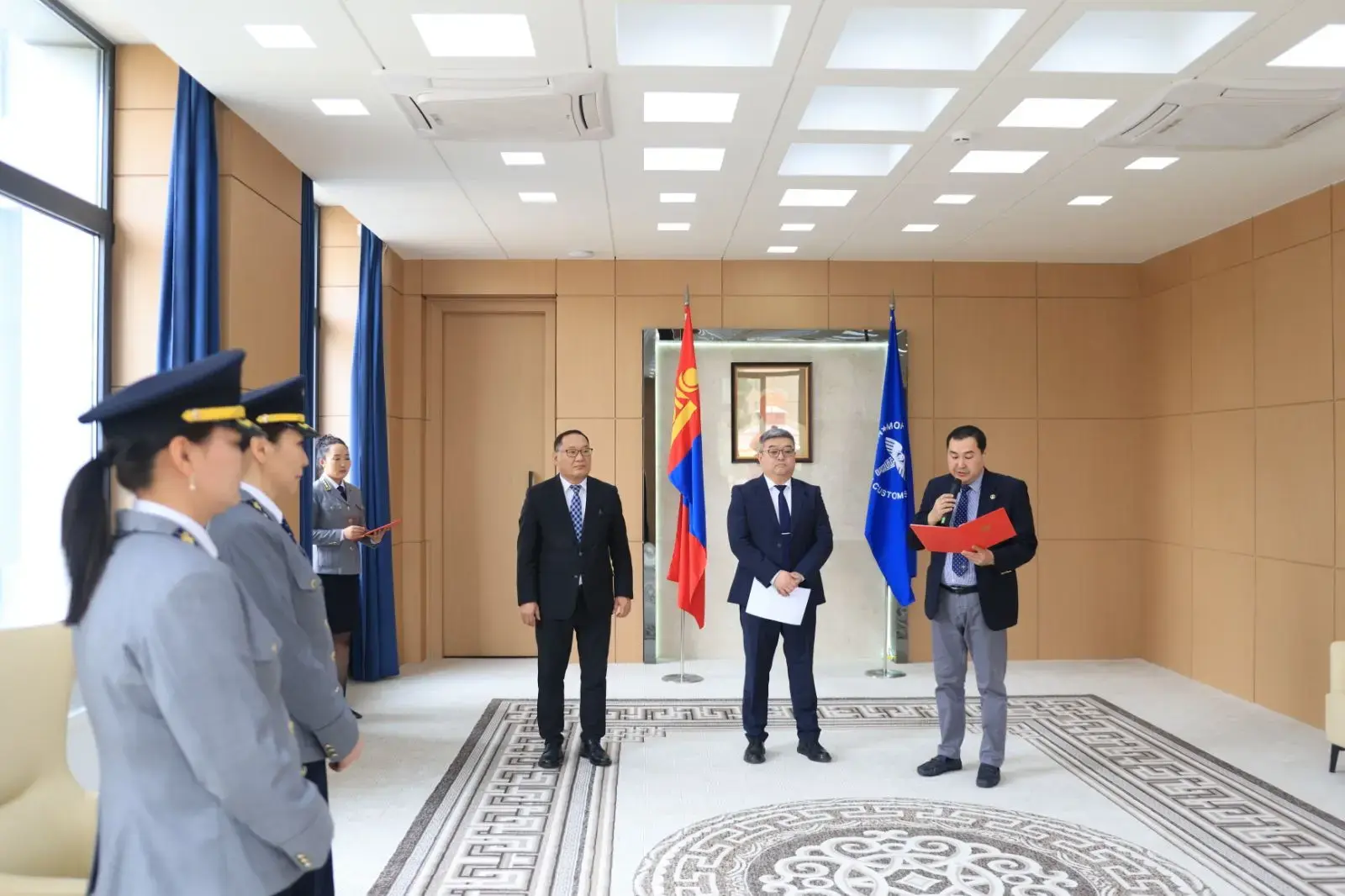 ГЕГ: Соёлын биет өв, мансууруулах эм, сэтгэцэд нөлөөт бодисыг улсын хилээр хууль бусаар хил нэвтрүүлэхийг завдсан үйлдлийг илрүүлж, онцгой гавьяа байгуулсан хоёр албан хаагчид шагнал гардууллаа